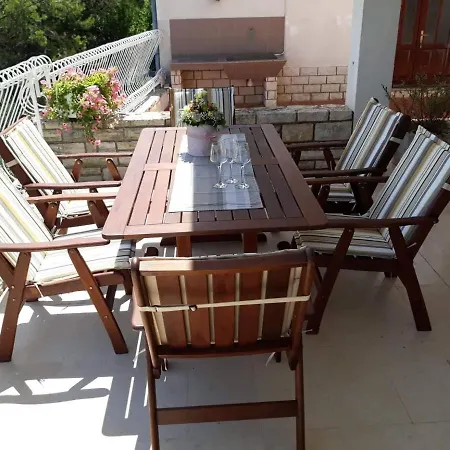 Apartman Kurtin דירה